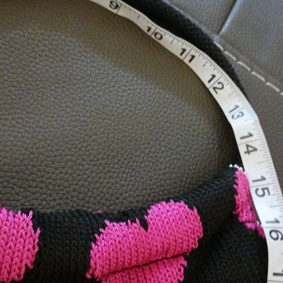 THE SAK handbag.  Womens.  Black with hot pink hearts on both sides. - Picture 10 of 10
